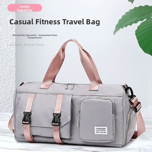 Détail du sac de voyage montrant le tissu imperméable, séparation humide et compartiment