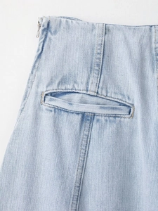 Detail van lichtblauwe denim met nauwkeurig stiksel en een hoogwaardige paspelzak aan de kant