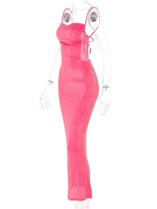 Détail d'une robe longue moulante rose avec coupe ajustée minimaliste et fines bretelles