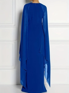 Vue arrière d'une robe longue bleu roi élégante en tulle avec design à manches cape