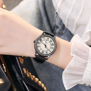 Nahaufnahme einer Vintage-Quarzuhr für Damen mit römischen Ziffern und Diamantlünette