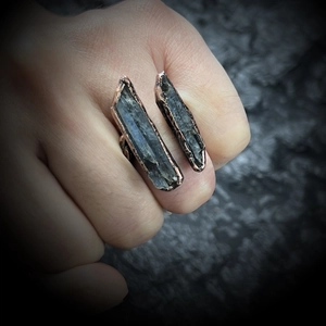 Dettaglio di due pietre di cristallo blu su anello artigianale in rame antico