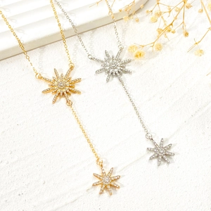 Elegante collana a fiocco di neve con strass e lunghe nappe in oro e argento
