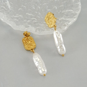 Boucles d'oreilles vintage en acier avec relief d'étoile dorée et perles baroques