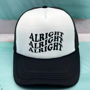 Detail der schwarz-weißen Trucker-Kappe mit gewelltem Alright-Druck und Netzrücken