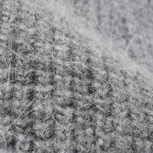 Bonnet en tricot de fourrure de lapin gris avec texture mohair douce pour l'hiver