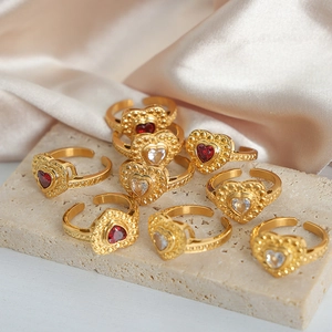 Elegantes anillos bañados en oro con forma de corazón y circonitas rojas y blancas