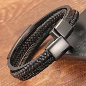 Bracciale multistrato da uomo in pelle nera intrecciata con chiusura magnetica