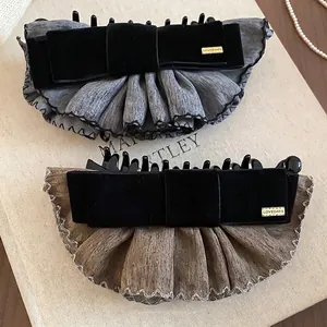 Pince à cheveux élégante en velours noir avec tissu plissé et plaque dorée gravée