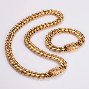 Détail d'un ensemble de chaînes cubaines dorées avec boucle de lion et zircons