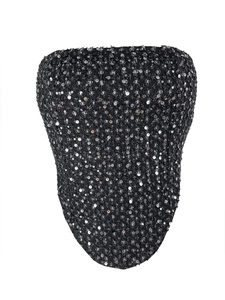Détail d'un corset en denim noir avec des paillettes brillantes et une coupe en V