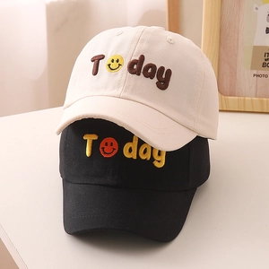 Detail von Kinder-Baseballkappen in Beige und Schwarz mit Today-Stickerei
