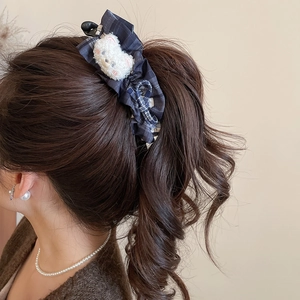 Pince à cheveux à carreaux bleus avec ours en peluche blanc sur queue de cheval