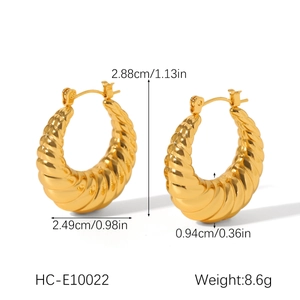 Detailed size parameters of 18K gold plated croissant hoop earrings with dimensions and weight