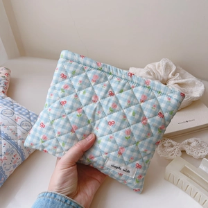 Vue détaillée du sac matelassé à carreaux bleus avec motifs de tulipes et nœuds