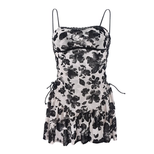 Détail d'une robe fleurie transparente avec dentelle noire et design à cordon coulissant