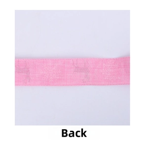 Vista detallada del reverso de la cinta navideña rosa con patrón de alce para regalo.