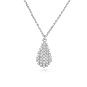 Détail macro d'un pendentif goutte argenté texturé avec une chaîne torsadée classique