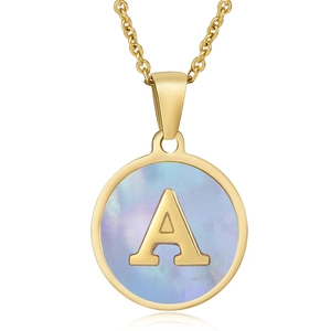 Goldene Edelstahlkette mit blauem Muschel-Anhänger und geprägtem Buchstaben A Design