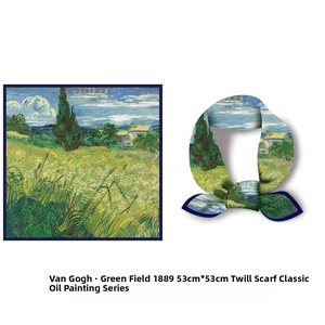 Détail d'un foulard en soie 53cm imprimé Van Gogh montrant la mise à plat et le nœud
