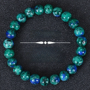 Macro-opname van natuurlijke blauwe K2 steen kralen armband met unieke minerale texturen