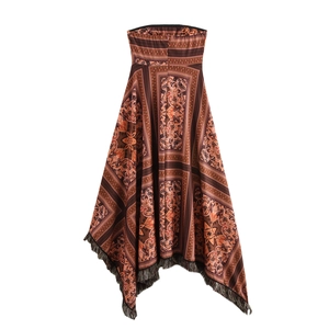 Robe longue bustier bohème avec motif paisley, franges et ourlet asymétrique