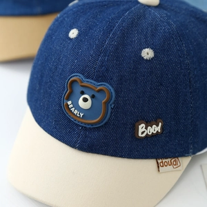 Baby-Baseballkappe aus blauem Denim mit Bären-Applikation und Kontrastschirm