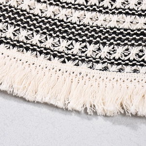 Détail de tissu bohème tissé avec motifs géométriques et franges denses
