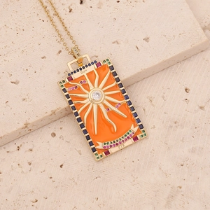Détail du collier tarot doré avec soleil en émail orange et oxydes de zirconium colorés