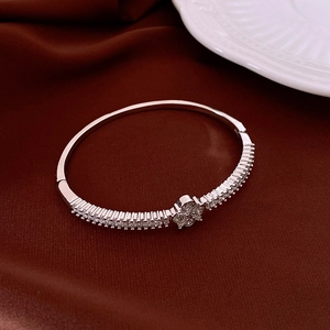 Vista dettagliata del bracciale a fiore in argento con zirconi su seta scura