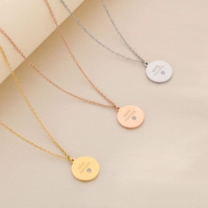 Détails de pendentifs ronds tricolores gravés Good Fortune avec petits diamants