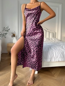 Détail de la robe de nuit en satin imprimé léopard violet avec fente latérale et col bénitier