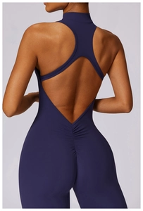 Détail du body de yoga dos nu bleu marine avec découpe et détails froncés à l'arrière