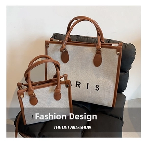 Details von zwei Canvas-Tragetaschen mit braunem Lederbesatz und Paris-Aufdruck
