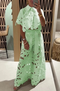 Ensemble deux pièces vert menthe avec chemise en dentelle ajourée et pantalon large taille haute