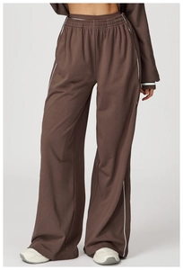 Détail du pantalon de sport marron à taille haute avec liseré blanc et coupe large