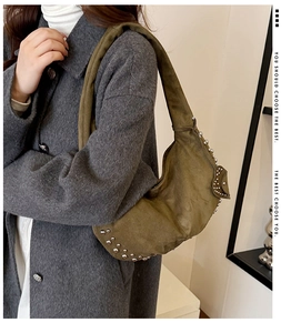 Sac hobo en daim vert olive avec clous argentés et large bandoulière