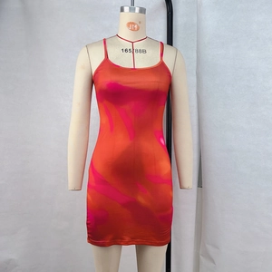 Dettaglio mini abito attillato tie-dye con stampa marmorizzata arancione e spalline fini