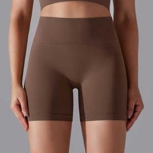 Détail de la taille haute côtelée sans couture sur le short de yoga marron foncé