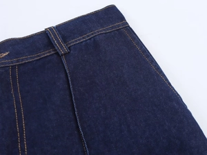 Detailaufnahme des dunkelblauen Denim-Hosenbunds mit Gürtelschlaufen und Nähten