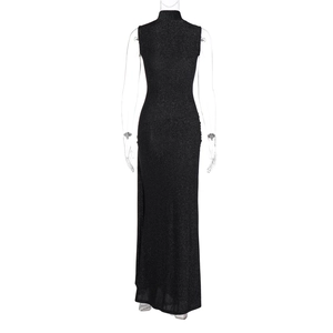 Détail d'une robe noire sans manches élégante avec col montant et tissu brillant chic