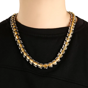 Détail du collier os de dragon bicolore avec maillons géométriques en acier or et argent
