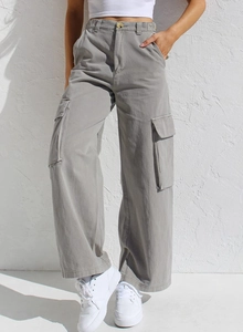 Detailansicht der seitlichen Cargo-Klappentasche an grauer High-Waist-Hose mit weitem Bein