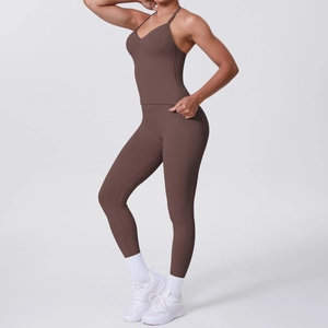 Nahaufnahme des braunen Yoga-Sets mit Racerback-Top und Leggings mit Push-up-Effekt