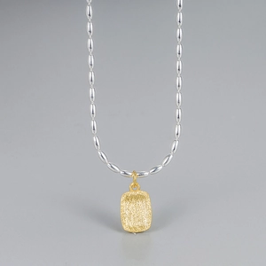 Minimalistische S925 Silberkette mit einem strukturierten goldenen Rechteckanhänger