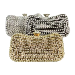 Dettaglio delle eleganti pochette da sera con strass in oro, argento e nero
