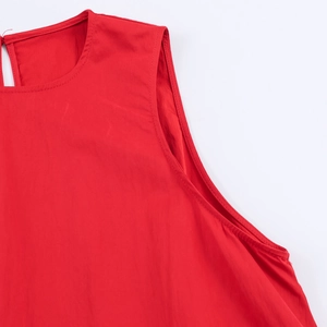 Détail du col rond et des coutures sur une robe rouge sans manches pour femmes