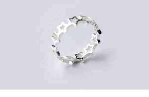 Nahaufnahme von hohlem Sternmuster und verstellbarem Ring aus Silber