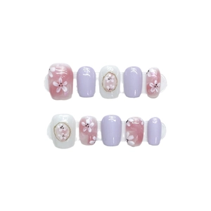 Faux ongles faits main lavande avec motifs floraux 3D et finition nacrée