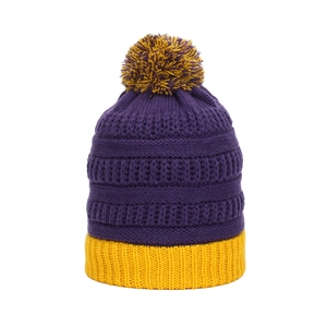 Détail du bonnet en maille violette avec revers jaune et pompon moelleux bicolore